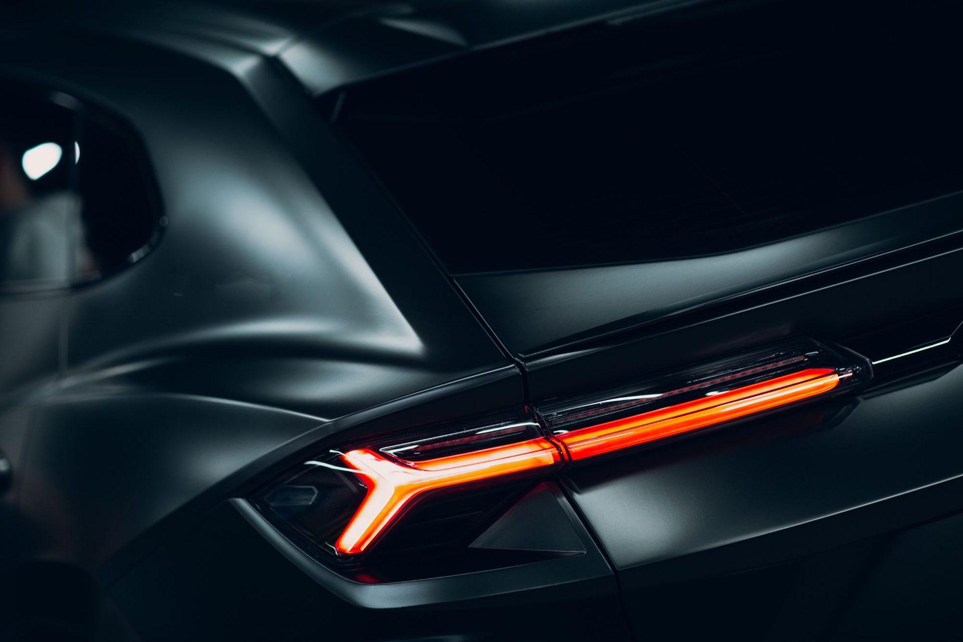 Detalhe da lanterna de um Lamborghini Urus preto com pintura protegida